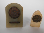 Duas pequenas placas em ônix e alabastro com santos acoplados ao centro.
