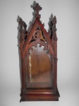 ARTE SACRA, oratório em madeira envidraçada, estilo gótico.  Mede 43 x 17 x 13cm. Apresenta perdas.