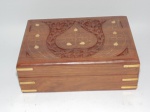 Caixa em madeira nobre, ricamente entalhada e detalhes em metal dourado e interior forrado com veludo vermelho. Tamanho: 06 x 018 x 013 cm.