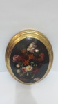 Quadro tipo medalhão oval em madeira, com motivo floral e moldura patinada a ouro. Tamanho: 032 x 028 cm.