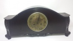 Relógio carrilhão de mesa em madeira e metal, marca Junghans e com pendulo Wurttembrg. Tamanho: 024 x 055 x 016 cm.