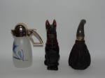 Lote composto de (3) vidros de perfume, sendo dois representando cachorros e o outro na forma de jarra. Tamanho: maior 16,5 cm.