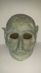 Escultura em fibra, na forma de cabeça de ET. Tamanho: 024 x 020 x 021 cm.