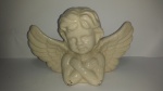 Escultura em faiança vitrificada, representando anjo. Tamanho: 016 x 023 cm.