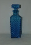 Garrafa em vidro, lapidação bico de jaca, no tom azul.