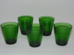 Lote composto de (5) copos em vidro, no tom verde. Tamanho: 09 cm.