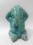 Escultura em faiança, retratando elefante.