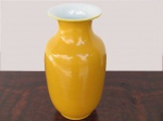 Floreiro de porcelana chinesa, esmaltada em amarelo. Med. 28cm alt.