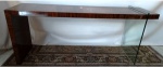 Aparador moderno de madeira revestida de fórmica. Uma das laterais de vidro. 180 x 50 x 78 cm altura.