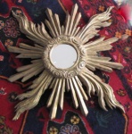 TALHA DOURADA , tendo ao centro um espelho (sol) med. 54 cm diâmetro