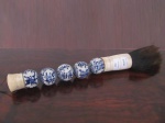 Pincel para escrita, de porcelana chinesa blue and white e osso. 40 cm comprimento