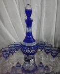 Conjunto de licoreira e 6 taças de cristal overlay na tonalidade azul. 13 x 36 cm altura