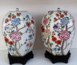 Par de belos potiches de porcelana chinesa, família rosa, decorado com crisântemos e galhos floridos. 33 cm altura. Séc. XIX/XX.