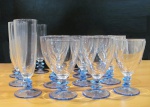 Conjunto de taças  de cristal  composto  5 fluts  e 12  de vinho , manufatura turquesa