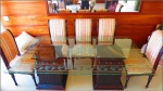 Mesa para sala de  jantar  composta por 8 cadeiras e 1 mesa com tampo de vidro com bases em madeira nobre entalhadas a mão.  Cadeiras 83 cm de alt e  mesa 1,80 de comprimento Manufatura paquistanesa