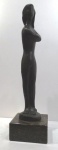 Figura feminina. Escultura de bronze patinado. 47 cm de altura. Assinada B.G. Atribuída a Bruno Giorgi.