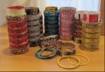 Lote de 7 cilindros de pulseiras e braceletes com diversas cores, tipicamente paquistaneses