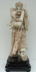 Figura masculina com guarda chuva  escultura de osso policromado, sobre base em bois de fer. 50 cm de altura. China, séc. XX.