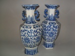 Par de floreiros de porcelana chinesa, formato sextavado, azul e branca, com alças laterais. Med. 44 cm alt. cada. China, séc. XX