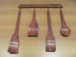 Conjunto de talheres de madeira contendo 4 peças e 1 suporte