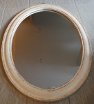 Espelho oval com moldura de madeira patinada. 130 x 96 cm.