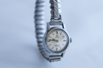 Relógio Omega (suiço), Modelo Ladymatic, em aço, vidro acrílico, caixa de 20 x 20 mm, movimento automático original Omega. Funcionando, revisado e limpo. Vintage. Pulseria não original.