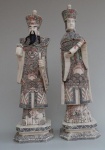 Casal de imperadores, esculpidos em osso bem policromado. Med. 55 cm alt. cada. China, séc. XX.