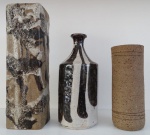 Conjunto de três vasos de cerâmica japonesa, decoração moderna, diferentes formatos. 33 cm altura o maior.