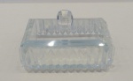 Caixa porta jóias de cristal translúcido, formato retangular. 13 x 10 x 7 cm altura.