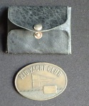 Diferente Medalha de coleção do Rio Yacht Club em Bronze acondicionado em sua bolsa de couro original. Med. 40mm x 54mm