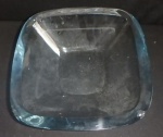 Centro de mesa de vidro grosso transparente , apresentando bicado na ponta. Med. 8 x 26 x 26cm