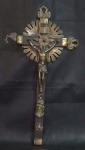 Cruz de madeira com cristo crucificado, cristo, resplendor e adornos em bronze com belo cinzelado. Uma das ponteiras com quebrado. 35x19