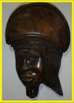 Madeira Nobre com talha de parede retratando a face de cangaceiro com seu chapéu característico. Med. 30cm x 21cm