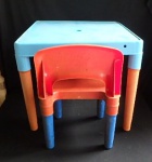 Pequena mesa infantil colorida com uma cadeira elaborada em material sintético rígido. Med. 43 cm x 49cm x 49cm (mesa) e 26cm x 29x 43cm (Cadeira)