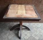 Mesa de bar em madeira maciça. No estado. Med. 73 x 70 x 70 cm.  No estado.