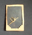 COLECIONISMO - Diferenciado Pin dourado em forma de bailarina.