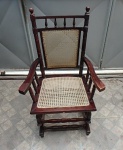 Cadeira de balanço em madeira nobre, estilo colonial com colunas torneadas. Med. 104x64x63cm