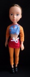 Antiga boneca em plástico emborrachado com cabelos castanhos.. Alt. 56cm