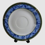 Prato em Porcelana "Royal Line" na Cor Branca com Barrado nos Tons de Azul e Torside em Suave Verde. Medida: 15 cm (Diâmetro)