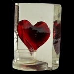 Porta Vela em Grossa Placa de Vidro Murano com Desenho de Coração em Vitral Vermelho. Medida: 14 X 11 x 7 cm.
