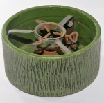 Peça em Cerâmica refratária usada como Rechaud na cor verde com frizado por toda a parte externa, Medida: 10 x 20 - Procedência Alemã.