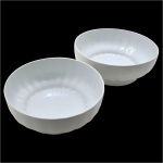 2 (Duas) Tigelas em Porcelana Branca Vitrificada "Porcelana Rio Branco" base levemente moldado em Gomos. Medida: (maior = 9 x 24 cm.) / (menor = 9 x 22 cm.)