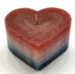 Vela em Formato Coração em Listras de Parafina Coloridas; Medida: 7 x 12 x 10 cm.