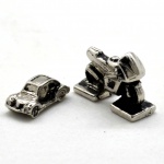 Miniatura - 2 (duas) Peças em Metal Envelhecido : 1 (uma) Moto e 1 (um) Fusca. - Medida: 2,5 x 1,50 cm.