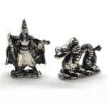 Miniatura - 2 (duas) Peças em Metal Envelhecido : 1 (um) Mago e 1 (um) Dragão - Medida: 3 x 2 X 1 cm.