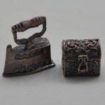 Miniatura - 2 (duas) Peças em Cobre : 1 (um) Mini Ferro e  1 (um) Mini Baú - Medidas: 2 x 2 x 1 cm.).
