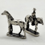 Miniatura - 2 (duas) Peças em Metal Envelhecido : 1 (um) Cavalo  e  1 (um) Cavalo com Cavaleiro - Medidas: 3 x 3 cm.).