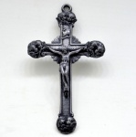 Crucifixo em Estanho com Cristo Crucificado tendo como arremate das pontas Anjos Querubins - Medida: 13 x 7 cm.