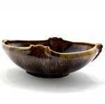 Fruteira/Centro de Mesa em Cerâmica Vitrificada Mesclado em Marrom e Bege. Formato Navete. Medida: 9 x 33 x 21 cm.