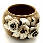 Cahepot em Cerâmica com Aplicação de Flores em relevo na Parte Frontal. Medida : 10 x 16 cm. (Diâmetro),